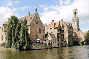 Pourquoi la ville de Bruges est-elle devenue l’une des plus grandes villes commerciales au Moyen âge ?