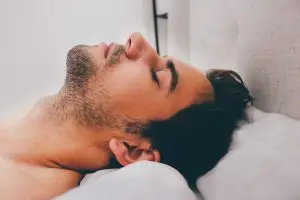 Pourquoi les hommes se réveillent-ils avec une érection ?