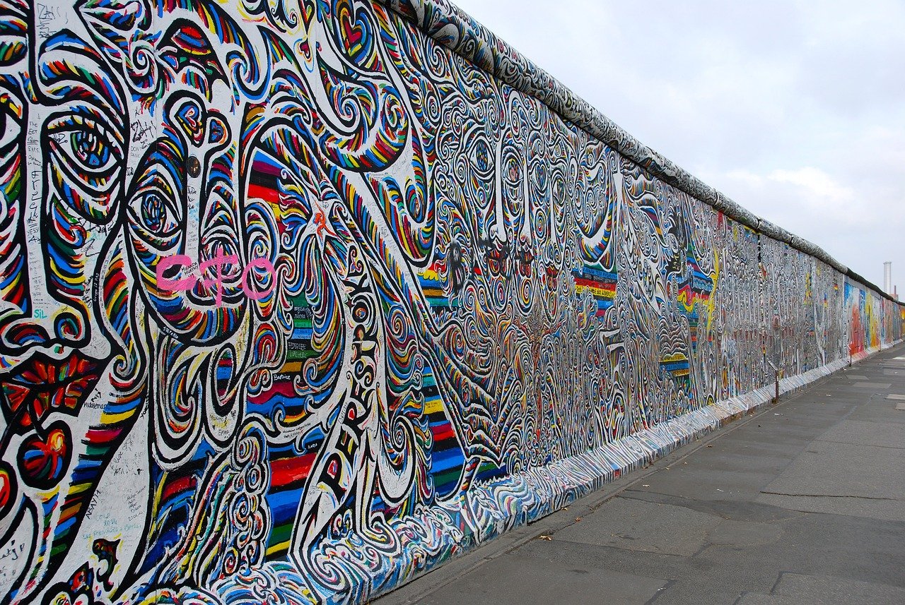 Pourquoi le mur de Berlin a-t-il été construit